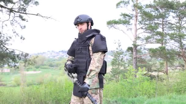 Homme Uniforme Militaire Gilet Pare Balles Travaille Dans Forêt Avec — Video