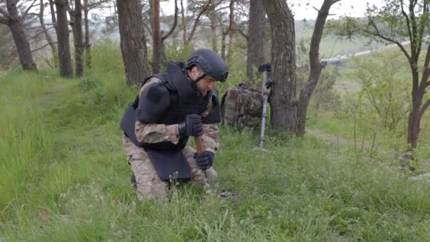 Hombre Con Uniforme Militar Chaleco Antibalas Trabaja Bosque Para Desminar — Vídeo de stock