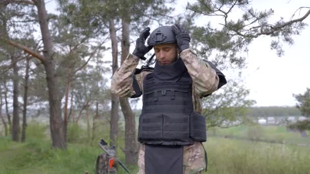 Jonge Soldaat Uniform Tactisch Vest Werkt Het Bos Bereidt Zich — Stockvideo