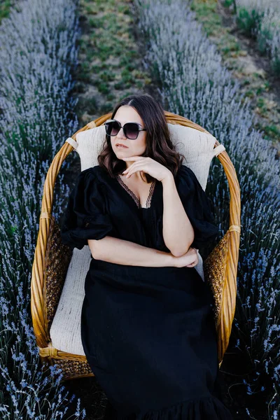 Attrayant Jeune Femme Robe Noire Lunettes Soleil Assis Dans Chaise — Photo