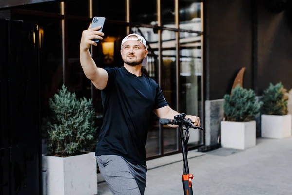 Homme Adulte Bien Habillé Avec Scooter Électrique Prenant Selfie Avec — Photo