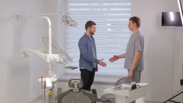 Doktor Spotyka Się Pacjentem Mężczyzna Uścisk Dłoni Dentystą Stojącym Pobliżu — Wideo stockowe
