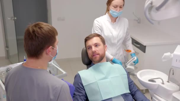 牙医检查牙齿的人 防止蛀牙概览 — 图库视频影像