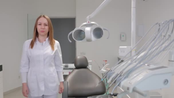Una Joven Dentista Uniforme Pasa Tiempo Consultorio Del Dentista — Vídeo de stock