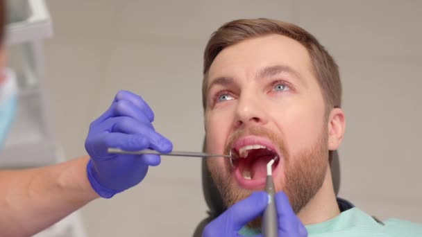牙医检查牙齿的人 防止蛀牙概览 — 图库视频影像