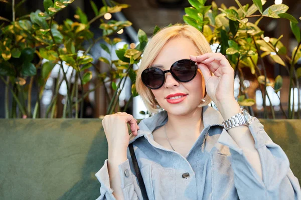 Stylish Young Blonde Sunglasses Sitting Table Beautiful Restaurant Waiting Order — Fotografia de Stock