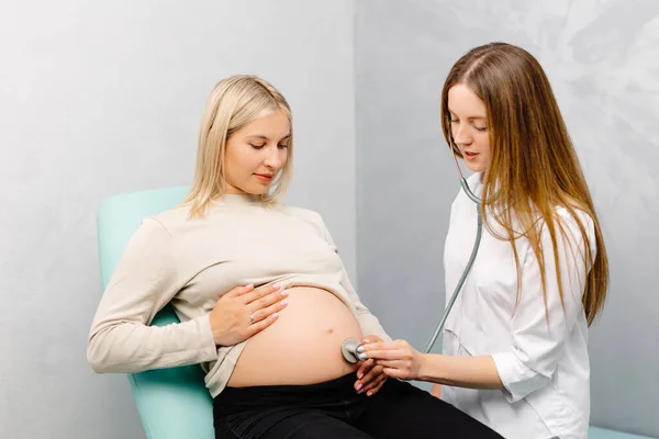 Ärztin Untersucht Schwangere Mit Stethoskop Klinik Medizinische Untersuchung Schwangere — Stockfoto