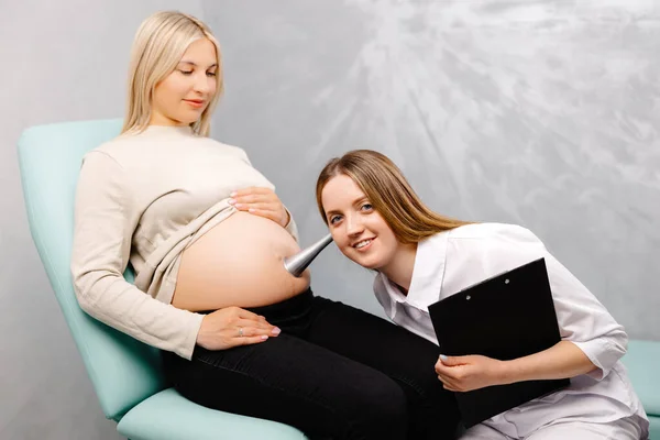 Gynecologist Leans Stethoscope Pregnant Woman Belly Listens Baby Heartbeat — Stock Photo, Image