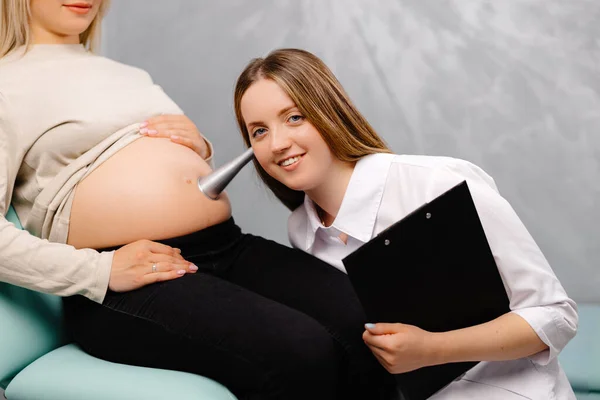 Gynecologist Leans Stethoscope Pregnant Woman Belly Listens Baby Heartbeat — Stock Photo, Image