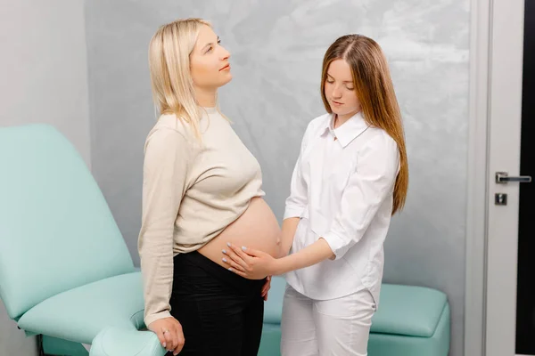 Arzt Untersucht Schwangere Während Ärztlicher Beratung Und Berührt Ihren Bauch — Stockfoto