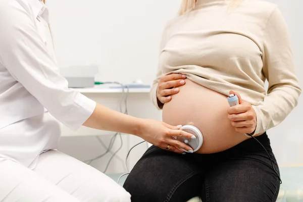 Lékař Připravuje Těhotnou Ženu Kontrolu Srdečního Tepu Plodu Sledováním Plodu — Stock fotografie