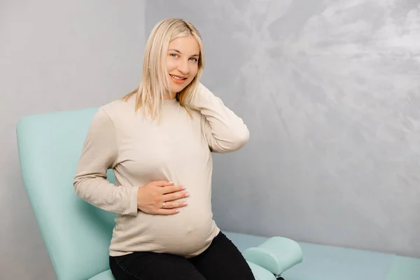 Junge Schwangere Sitzt Auf Dem Gynäkologischen Stuhl Während Eines Arztbesuchs — Stockfoto