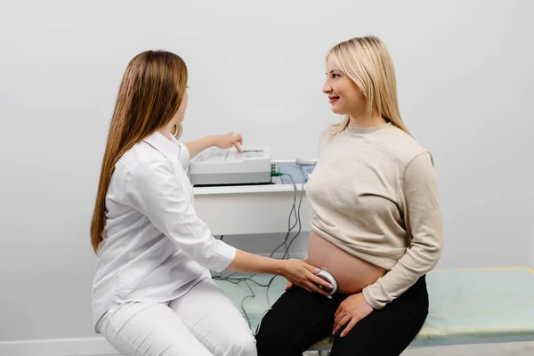 Arzt Bereitet Schwangere Auf Kontrolle Des Fetalen Herzschlags Durch Fetale — Stockfoto