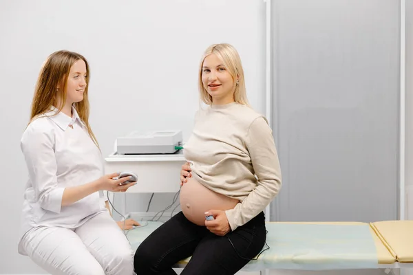 Doctor Prepares Pregnant Woman Checking Fetal Heartbeat Fetal Monitoring — Stock Photo, Image
