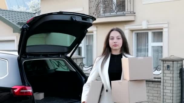 Egy Fiatal Üzletasszony Csomagokat Vesz Fel Egy Csomagtartóból Autóval Jön — Stock videók