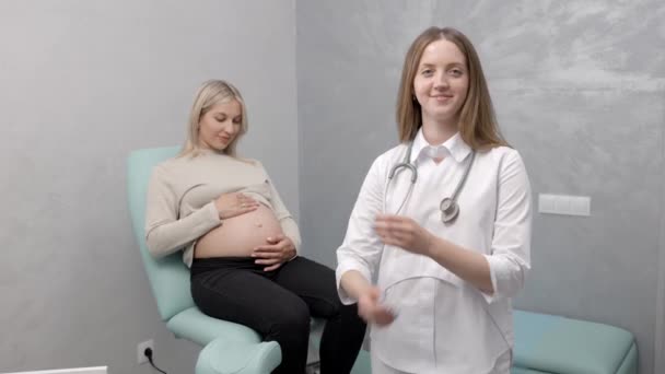 Gynekolog Som Förbereder Ett Undersökningsförfarande För Gravid Kvinna Som Sitter — Stockvideo