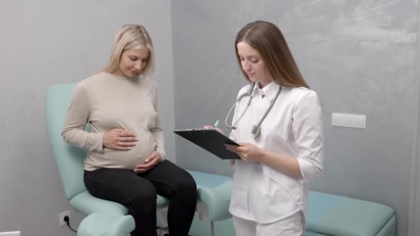 Gynekolog Talar Med Ung Kvinnlig Patient Medicinsk Konsultation Gynekologiska Kontoret — Stockvideo