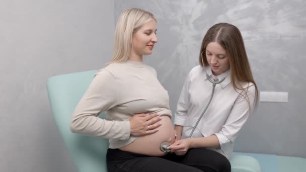 Kobieta Lekarz Pomocą Stetoskopu Badania Kobiety Ciąży Klinice Badanie Lekarskie — Wideo stockowe