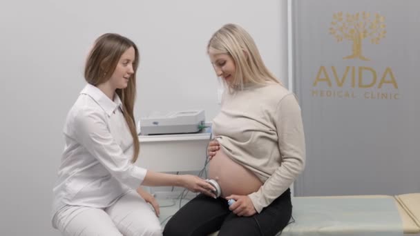 Arzt Bereitet Schwangere Auf Kontrolle Des Fetalen Herzschlags Durch Fetale — Stockvideo