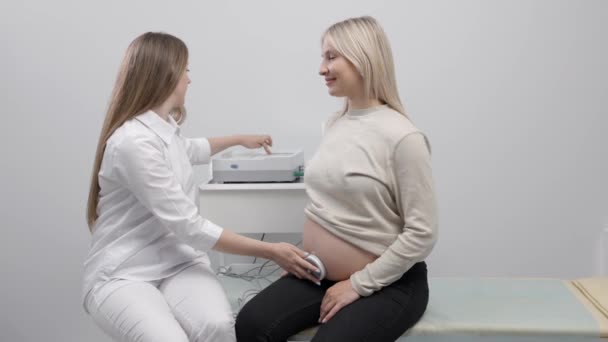 Doctor Prepares Pregnant Woman Checking Fetal Heartbeat Fetal Monitoring — Stock Video