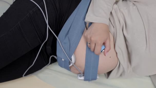 Schwangere Frau Überprüft Fetalen Herzschlag Durch Fetale Überwachung Werdende Mutter — Stockvideo