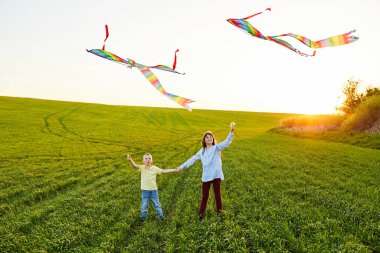 Mutlu çocuklar sahada uçurtma fırlatırlar. Küçük oğlan ve kız yaz tatilinde..