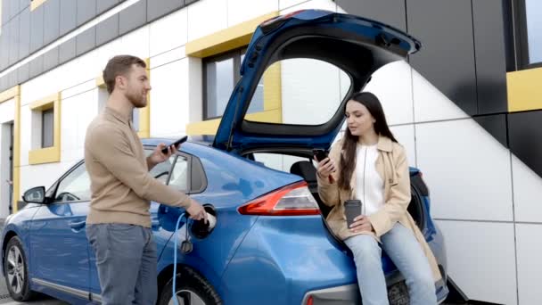 Jonge Echtpaar Man Vrouw Reizen Met Elektrische Auto Hebben Stoppen — Stockvideo