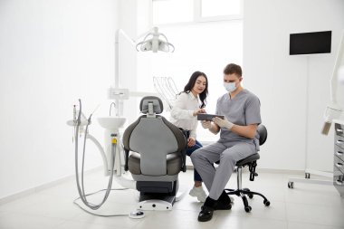 Profesyonel diş sağlığı kliniğinde modern tedavi.