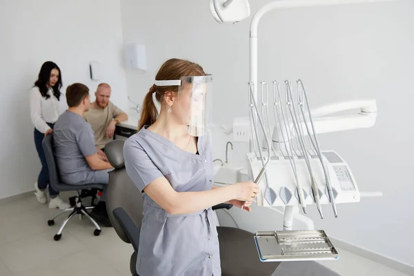 Ung Söt Kvinnlig Tandläkare Står Mitt Kontoret Och Bakgrunden Kollega — Stockfoto