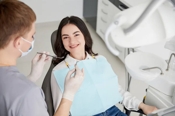 Porträt Eines Lächelnden Mädchens Auf Einem Zahnarztstuhl Der Zahnmedizin — Stockfoto
