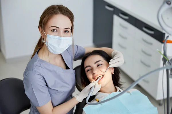 Porträt Eines Lächelnden Mädchens Auf Einem Zahnarztstuhl Der Zahnmedizin — Stockfoto
