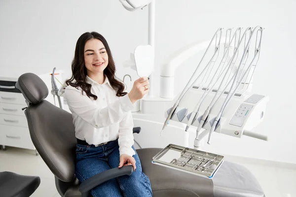 Ευτυχισμένη Γυναίκα Ασθενής Ελέγχει Δόντια Στον Καθρέφτη — Φωτογραφία Αρχείου