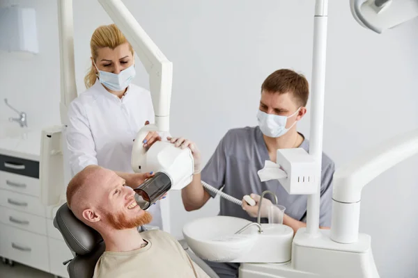 Οδοντίατρος Στην Οδοντιατρική Μονάδα Νοσοκόμα Και Ασθενή Που Ψεύδεται Χειρουργείο — Φωτογραφία Αρχείου