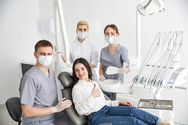 Ομάδα Επαγγελματιών Οδοντιάτρων Στολή Τραβώντας Φωτογραφίες Και Θεραπεύοντας Δόντια Του — Φωτογραφία Αρχείου