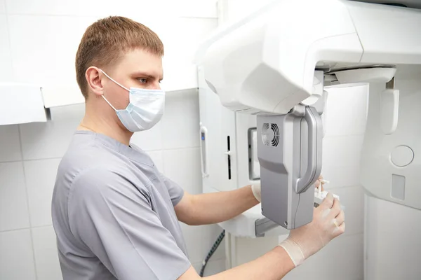 Diş Muayenesi Diş Röntgeni Cihazları Kadın Hastayla Ilgilenen Hemşire Panoramik — Stok fotoğraf