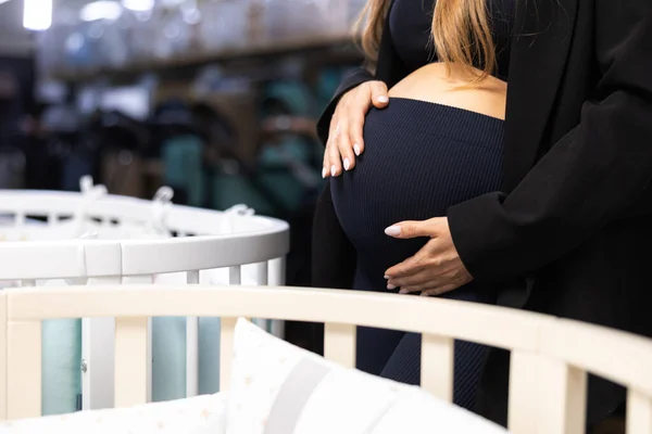 Schwangerschaftseinkaufskonzept Schwangere Wählen Wiege Oder Gitterbett Für Neugeborene Babyladen — Stockfoto