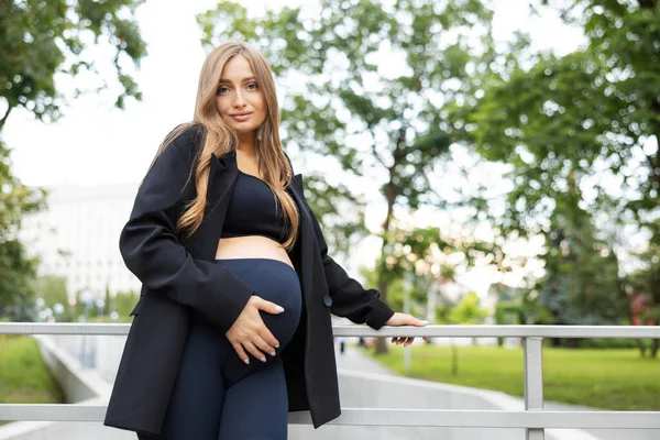 Hamile Bir Kadın Açık Havada Parkta Yürüyor Hamile Anne Parkta — Stok fotoğraf