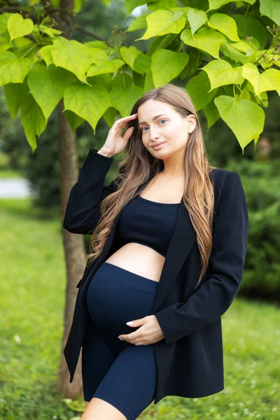 Schwangere Läuft Freien Einem Park Schwangere Mutter Verbringt Zeit Park — Stockfoto