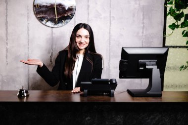 Lobideki resepsiyonistin portresi. Bayrak tasarımı. Tezgahın arkasındaki otel resepsiyonunda dost canlısı bir kapıcı.