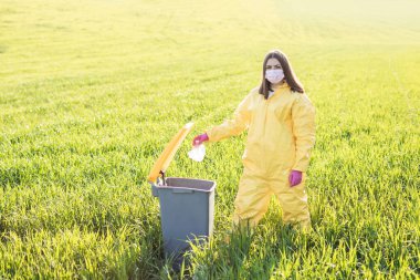 Plastik şişeyi doğada elden çıkarmak. Plastik atıktan kaynaklanan çevresel hasar. Çevresel koruma