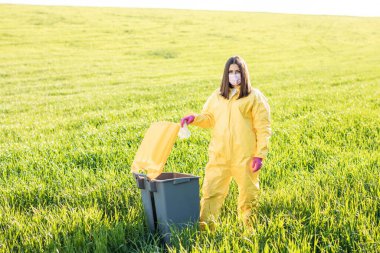 Plastik şişeyi doğada elden çıkarmak. Plastik atıktan kaynaklanan çevresel hasar. Çevresel koruma
