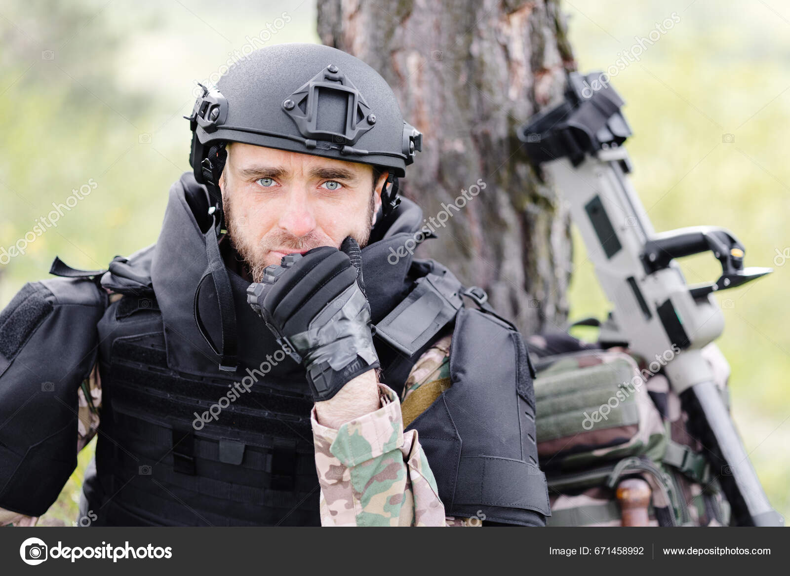 Hombre Con Uniforme Militar Chaleco Antibalas Sienta Bosque Cerca Detector:  fotografía de stock © nazariykarkhut #671458992