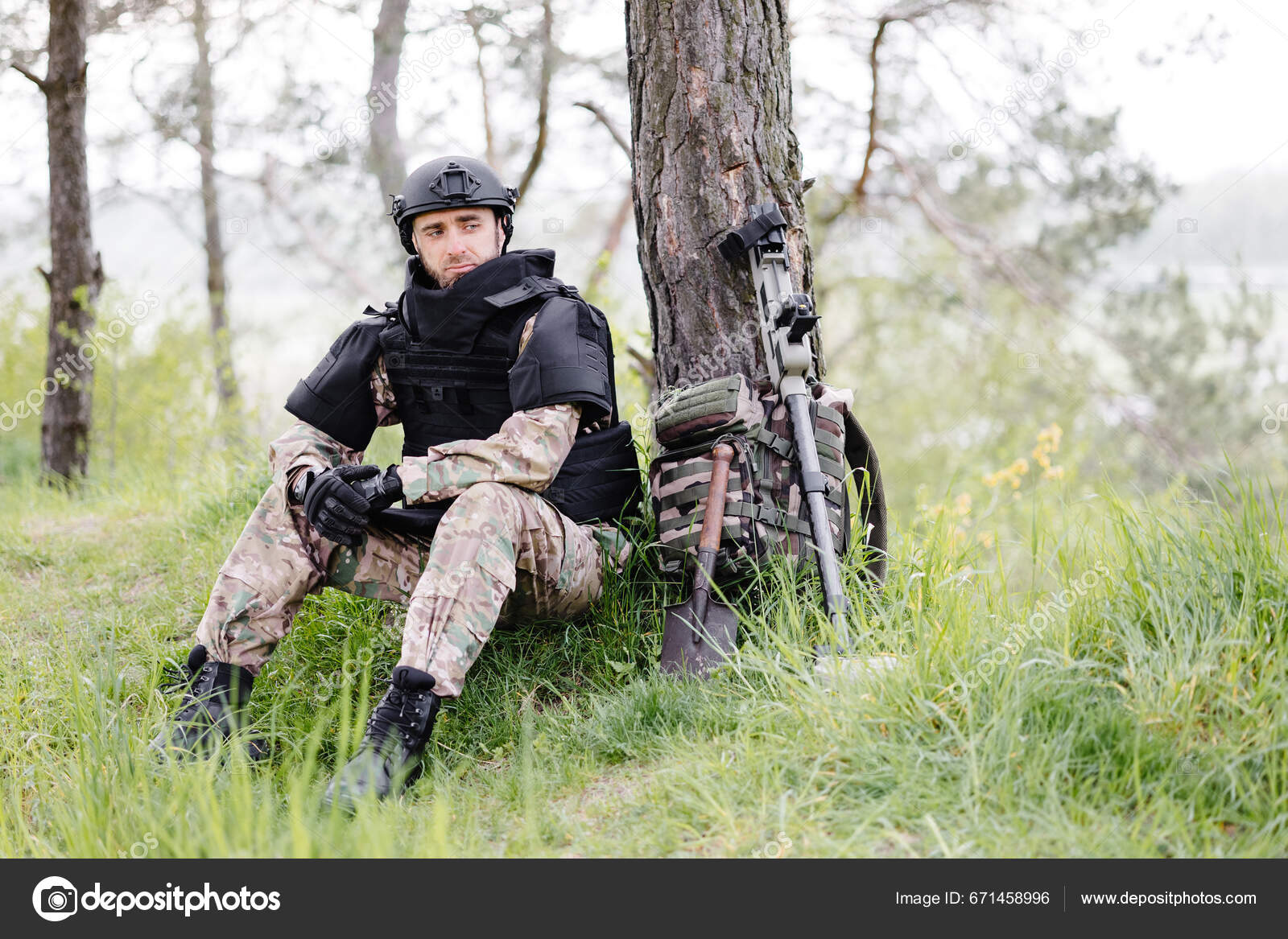 Homem Uniforme Militar Colete Prova Balas Fica Floresta Perto Detector  fotos, imagens de © nazariykarkhut #671458996