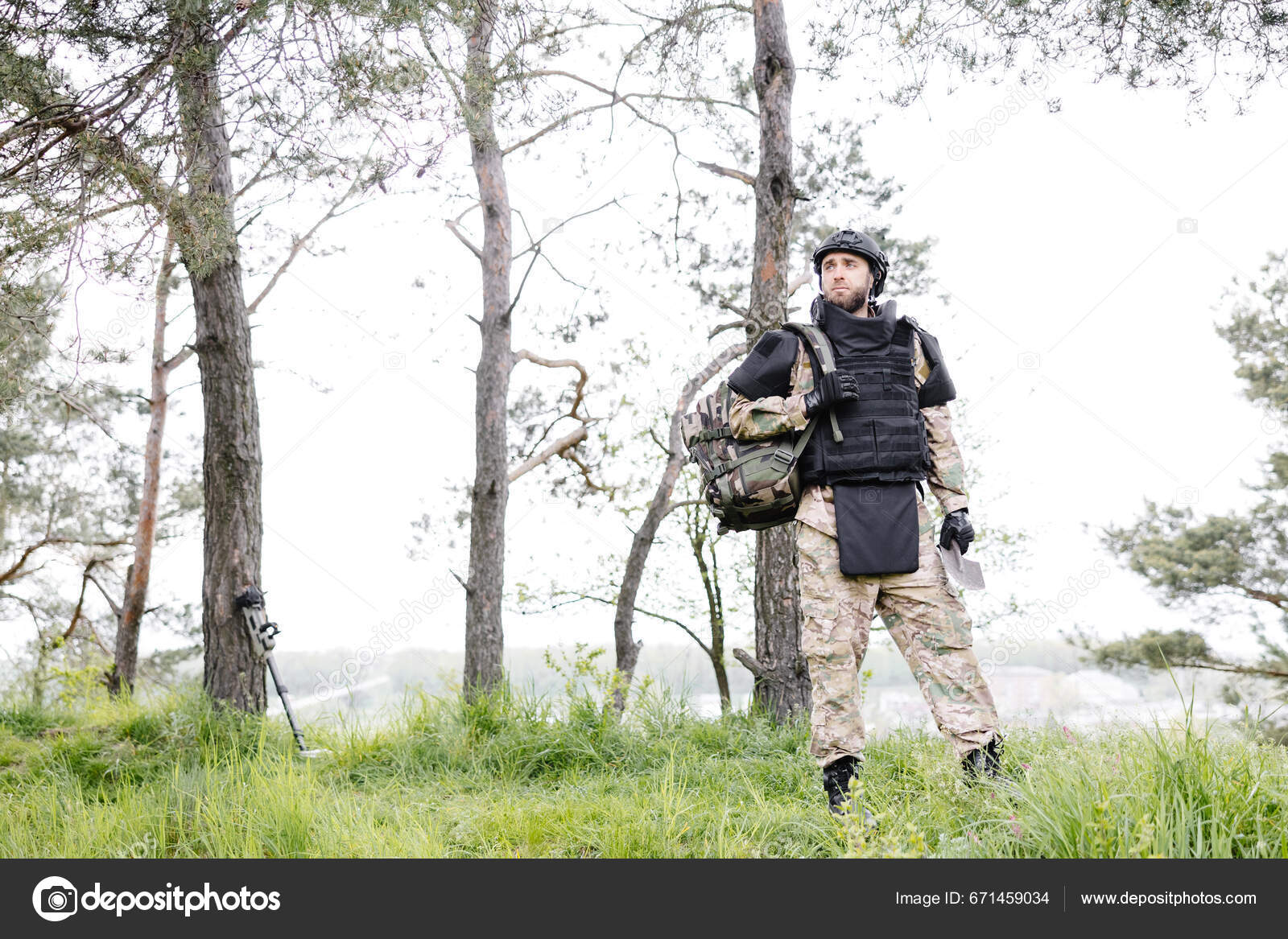 Νεαρός Στρατιώτης Στολές Και Γιλέκο Δουλεύει Στο Δάσος Και Ετοιμάζεται —  Φωτογραφία Αρχείου © nazariykarkhut #671459034