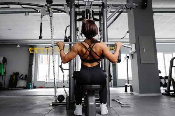 Musculosa Atlética Mujer Culturista Traje Negro Tiró Simulador Deportes Gimnasio — Foto de Stock