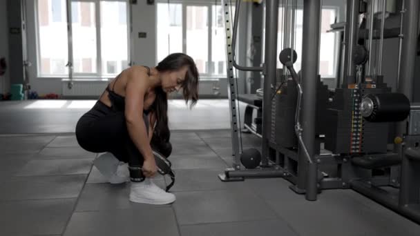 Młoda Kobieta Adidasach Przypięta Kostki Gdy Siedzi Podłodze Sali Gimnastycznej — Wideo stockowe