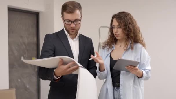 Mladý Designér Zákaznický Podnikatel Navrhují Interiér Papírovým Plánem Novém Interiéru — Stock video