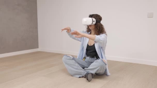 戴Vr眼镜的年轻女性使用现代技术设计房间 在空气中握手 在翻新过程中坐在新公寓里 虚拟现实和维修概念 — 图库视频影像