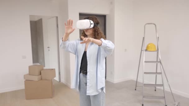 戴Vr眼镜的年轻女性使用现代技术创造房间设计 在空气中握手 在翻新期间站在新公寓里 虚拟现实和维修概念 — 图库视频影像