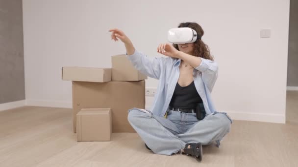 Ung Kvinna Glasögon Med Modern Teknik Som Skapar Rumskonstruktion Flyttar — Stockvideo